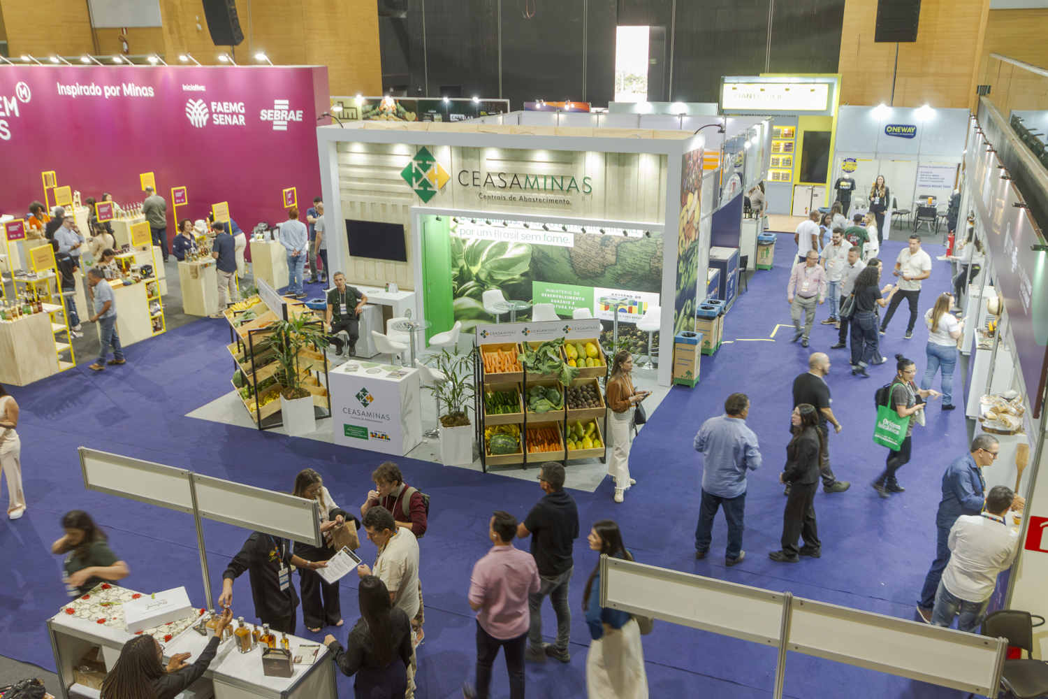 Estandes e produtos mineiros